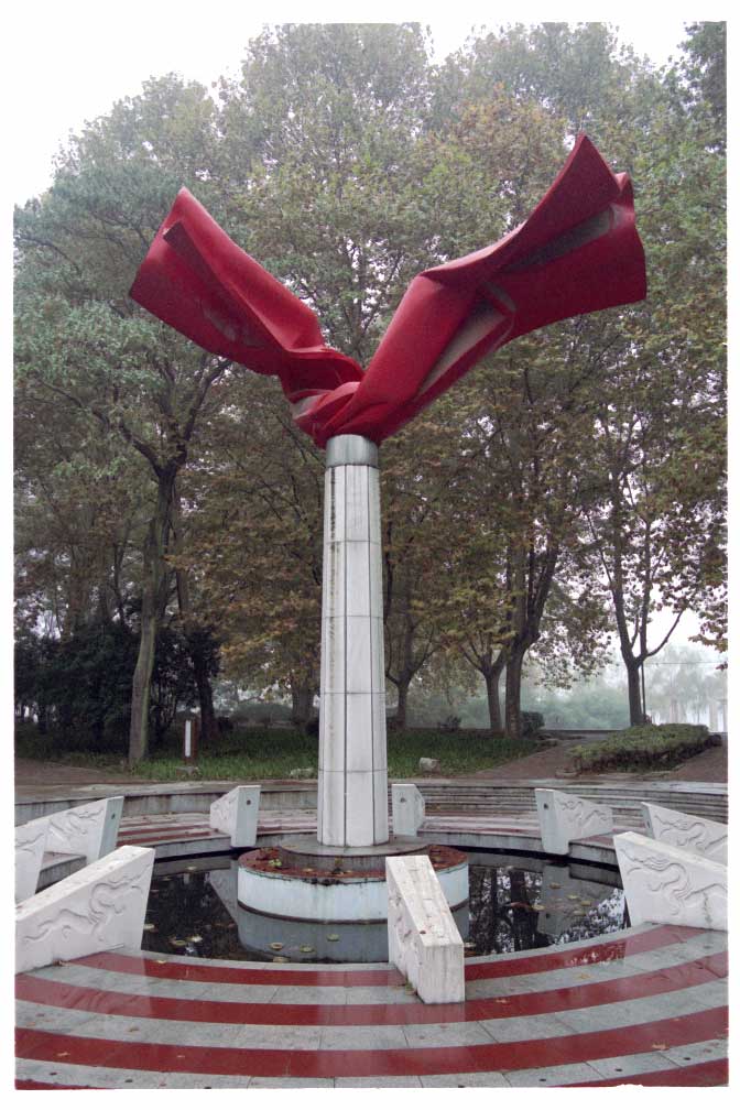 Modern statue in Xuanwu Lake